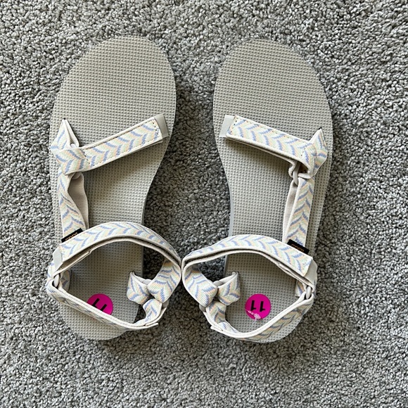 BRAND NEW TEVA SANDALS SHOES SIZE 11 - Picture 4 of 5
